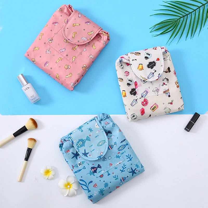 Sammenfoldelig kosmetikpose med snørelukning