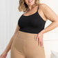 Formende camisoletop med sømløs slim fit, der holder hele dagen