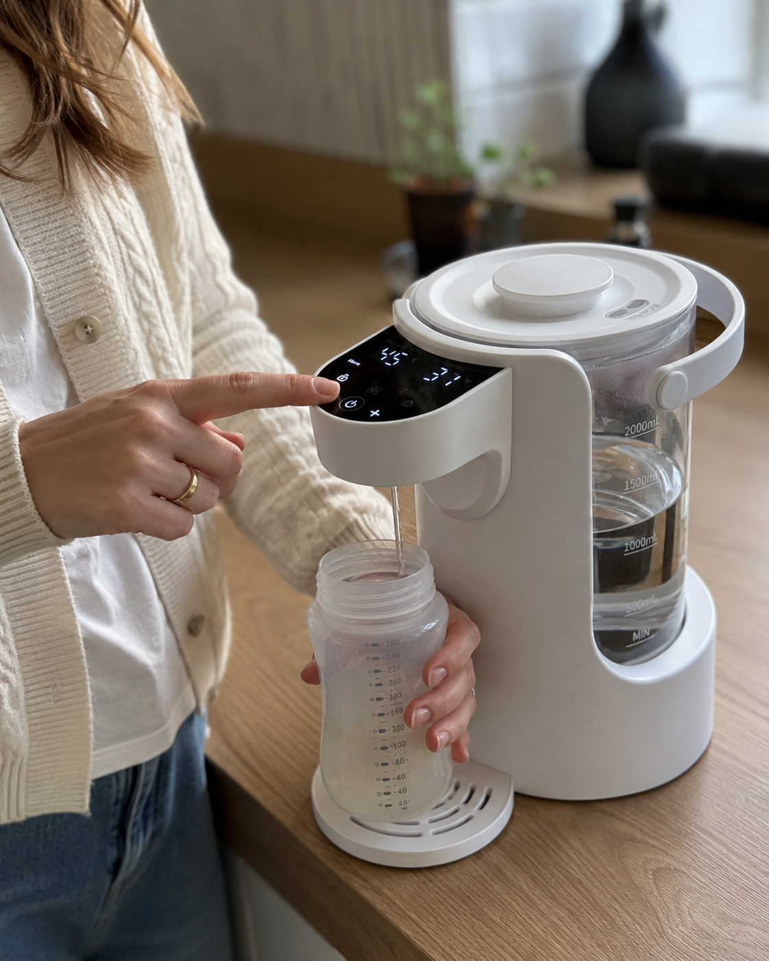Vanddispenser til babyflasker med temperaturvalg og 2 liters beholder